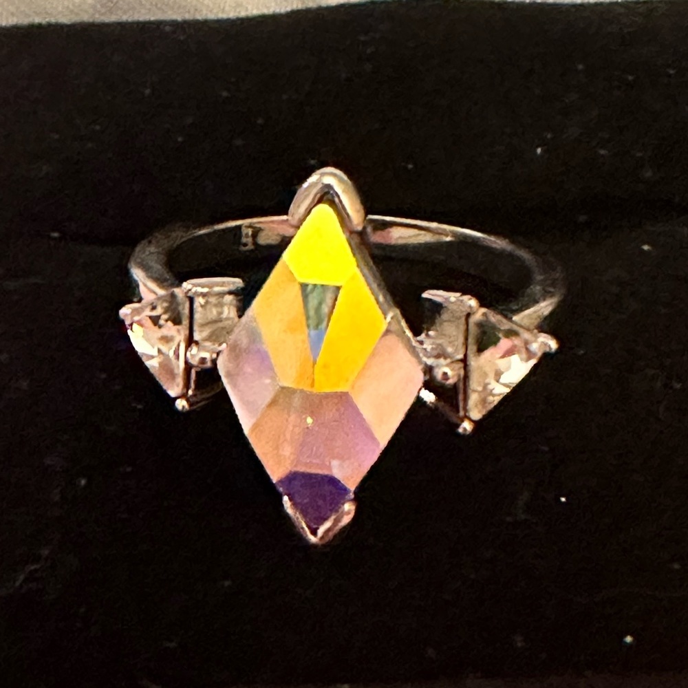 Costume jewelry iridescent ring - size 5